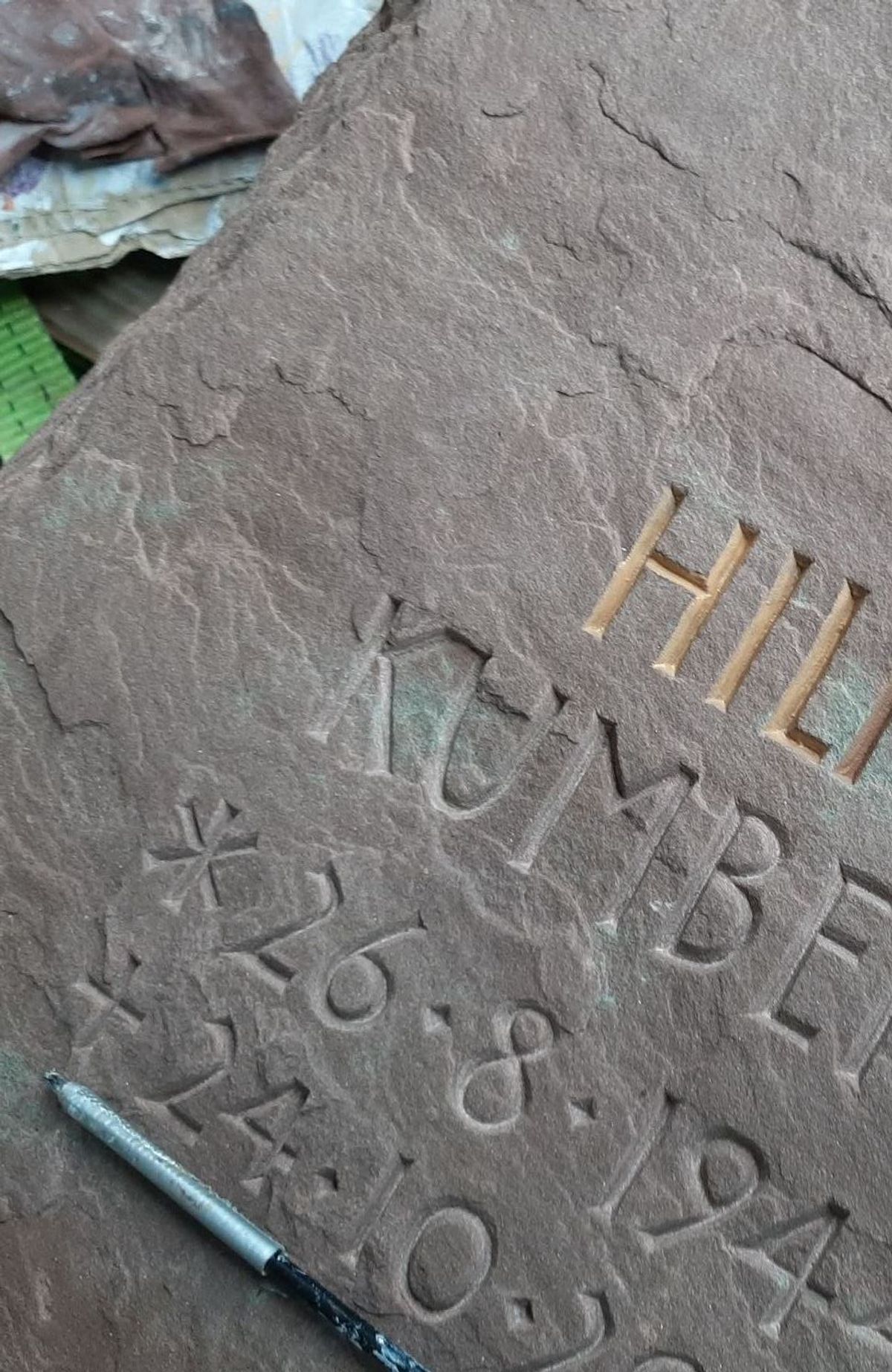 vertiefte Keilschrift in Sandstein